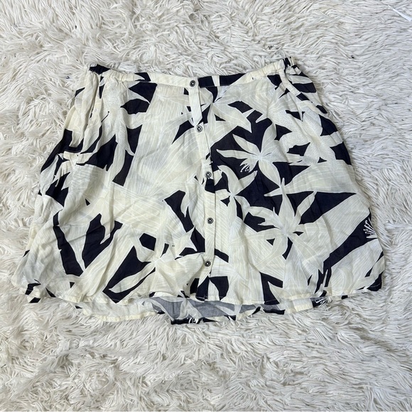 ◾️3/$25 Roxy Button Front Leaf Graphic Skirt - Picture 2 of 8